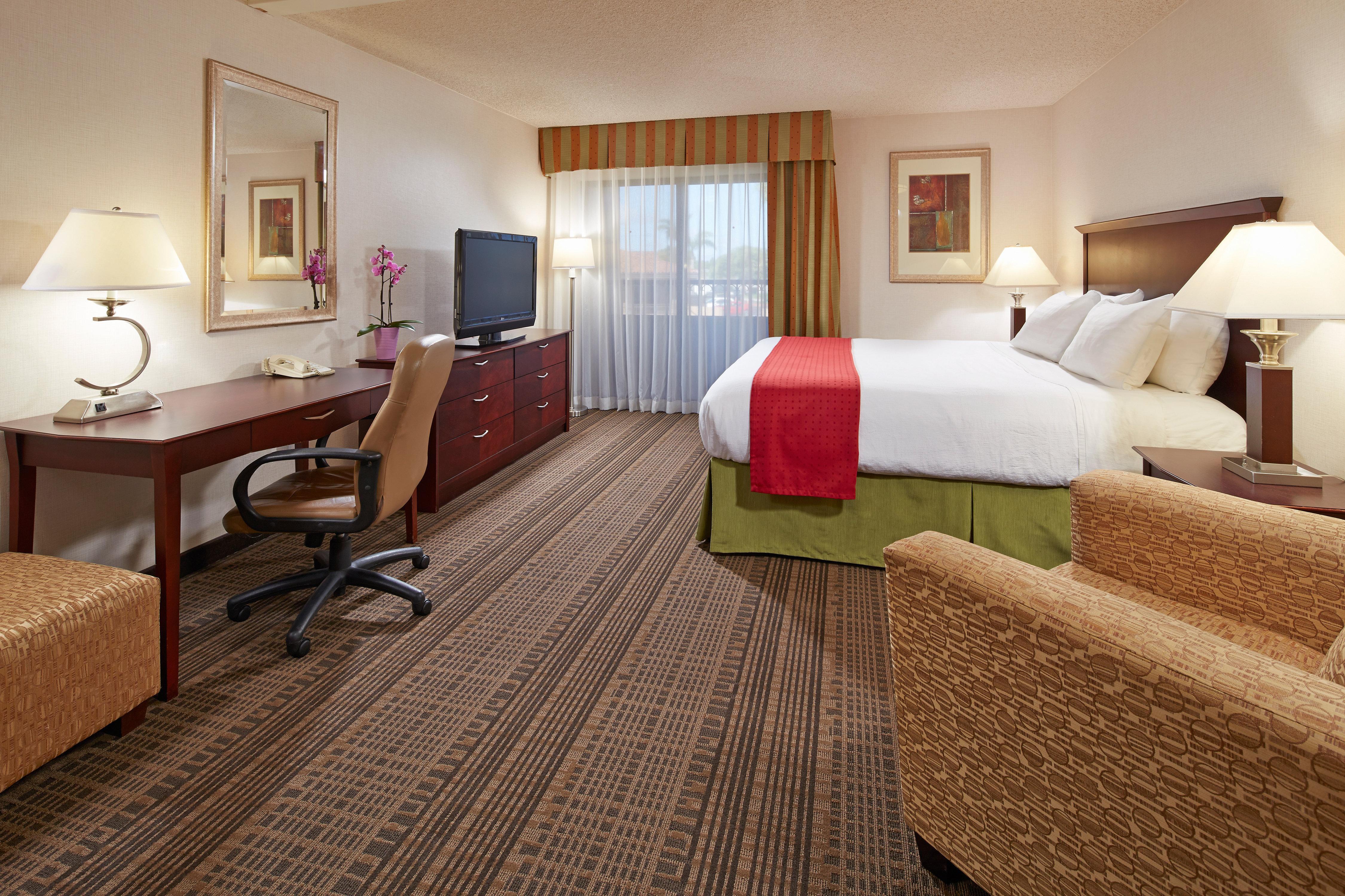 Holiday Inn & Suites Santa Maria By Ihg Exterior photo